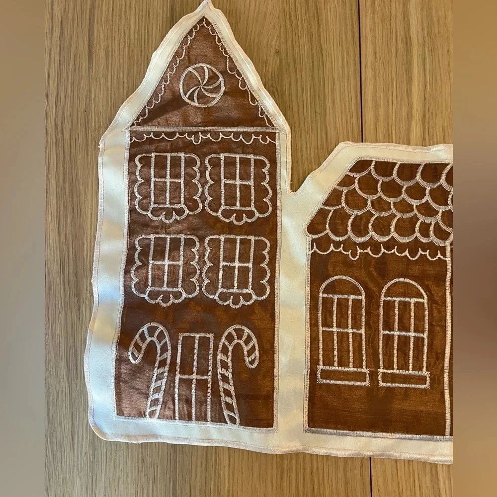 Aldi Huntington Home Holiday Table Runner – Gingerbread House Design Christmas
